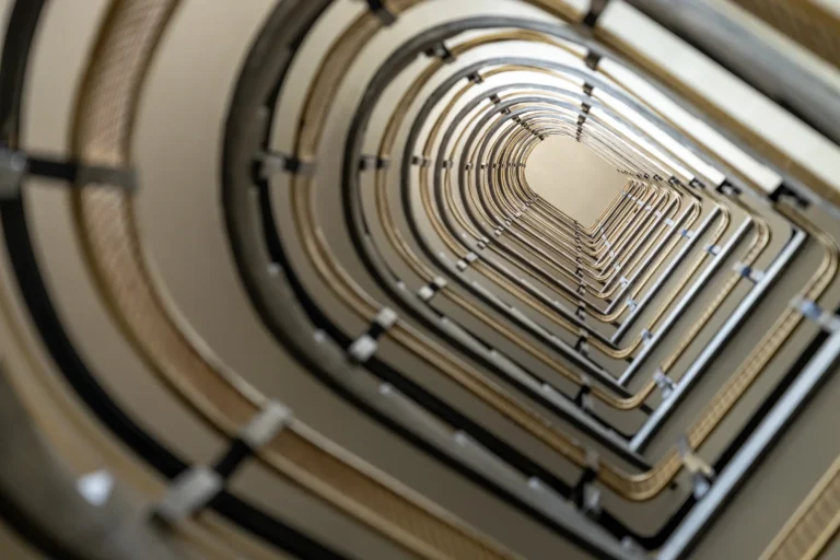 Klatka schodowa modernistycznego apartamentowca z lat siedemdziesiątych.