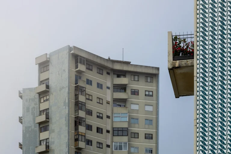 Modernistyczne budynki mieszkalne z lat siedemdziesiątych z ozdobnymi płytkami ceramicznymi.