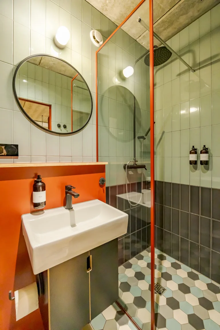 Kolorowa modernistyczna łazienka pokoju hotelowego.