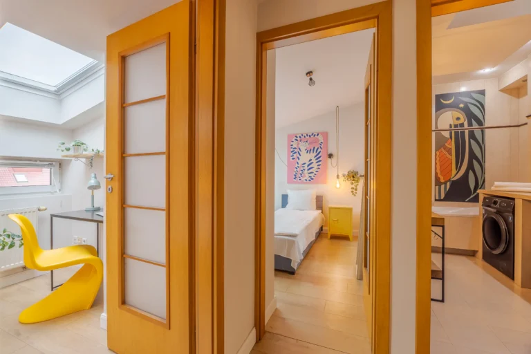 Mieszkanie na wynajem, widok z korytarza na dwie sypialnie i łazienkę.