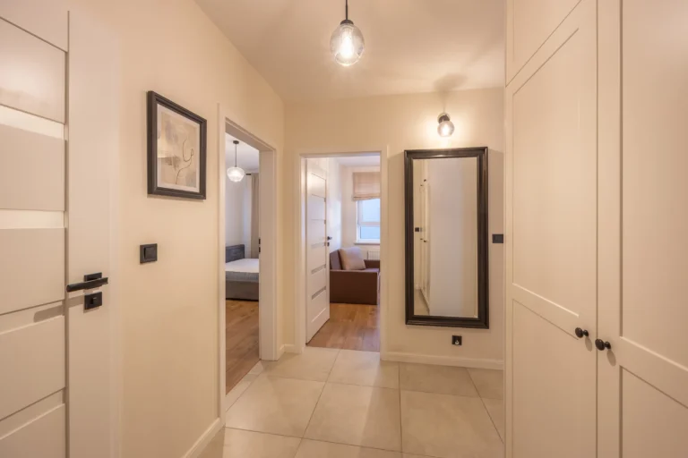 Jasny korytarz niewielkiego mieszkania w Warszawie.